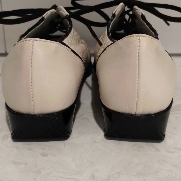 AMALFI Black 🖤 & White Leather 4.5 - Picture 4 of 9